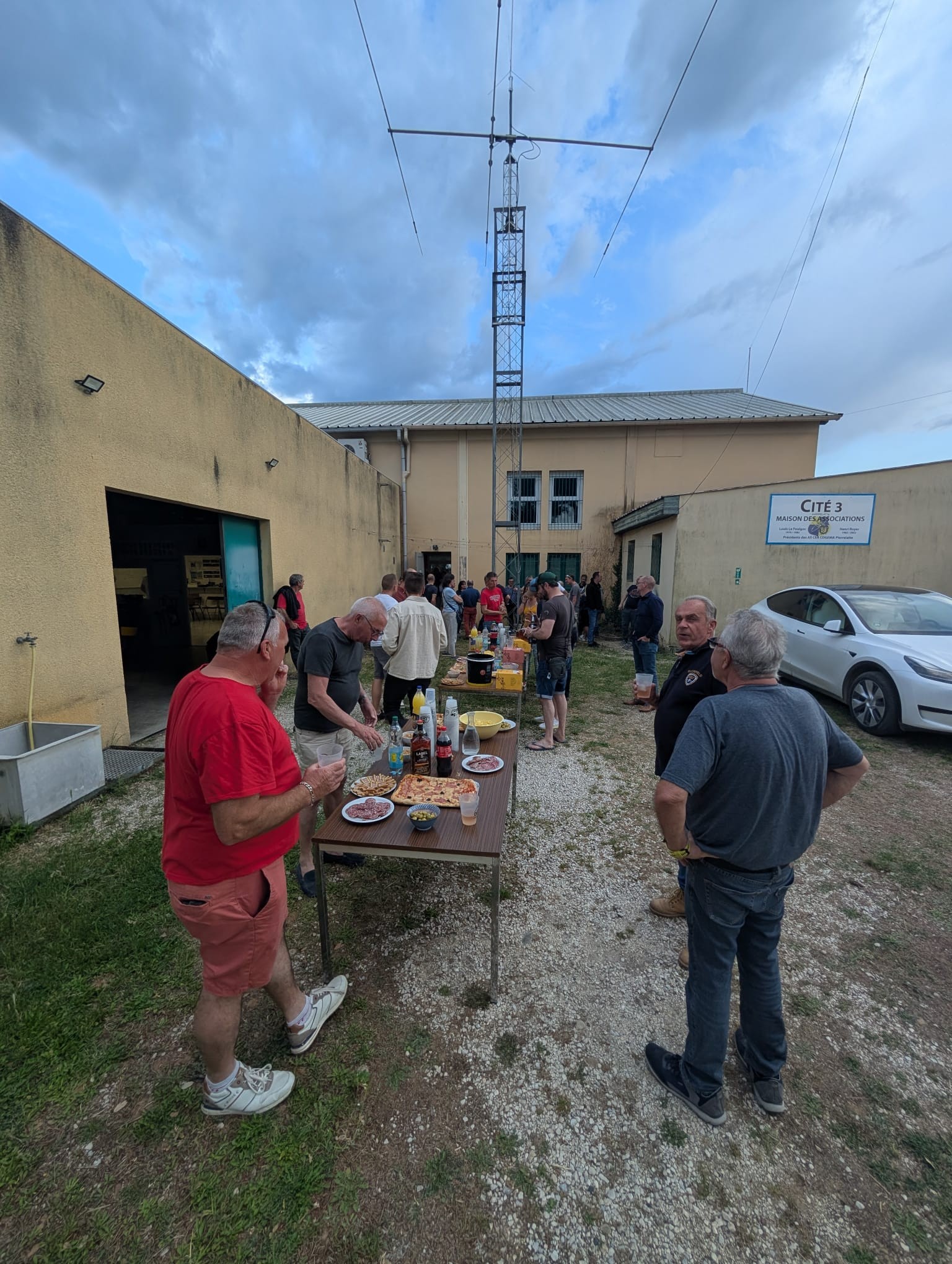 Moment de convivialité pendant le dépouillement