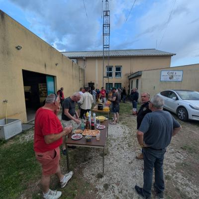 Moment de convivialité pendant le dépouillement